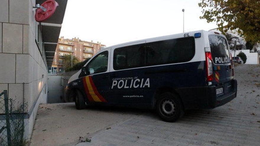 Un vehicle de la policia estatal arribant als Jutjats