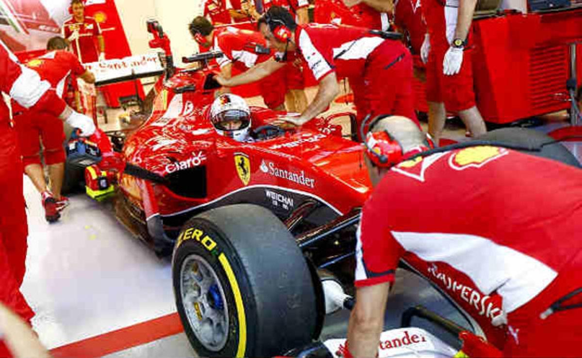 Sebastian Vettel en la seva parada a boxs durant el Gran Premi de Singapur. Sebastian Vettel en la seva parada a boxs durant el Gran Premi de Singapur.