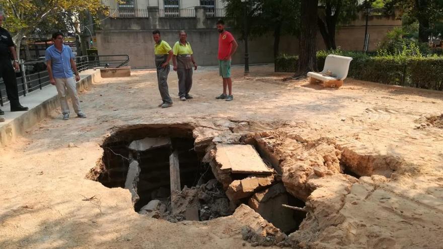 Se hunde el suelo de la Glorieta de Xàtiva al paso de una excavadora