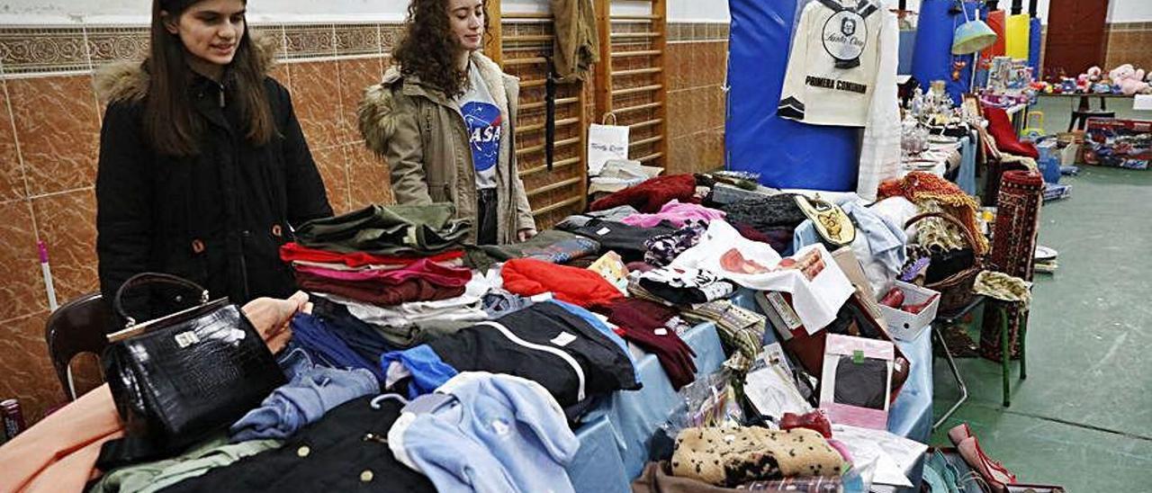 Un mercadillo de Cáritas en Avilés.