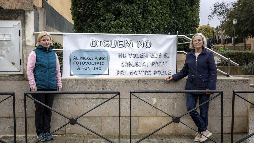 Los vecinos de Pòrtol han colocado por el pueblo pancartas contra el parque solar de Puntiró.