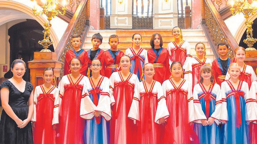 Un grupo de alumnos de 5º de Primaria del Colegio Hispano Inglés junto a sus profesoras nativas de chino mandarín.