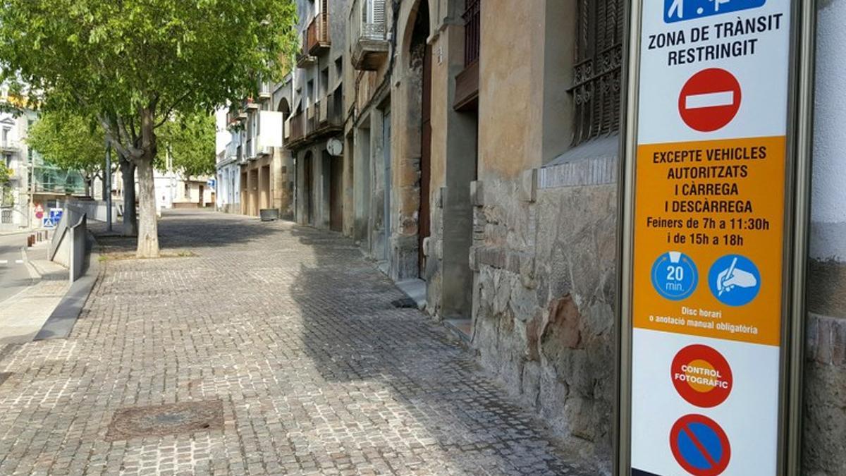 Senyalització d’una zona de trànsit restringit al centre d’Igualada