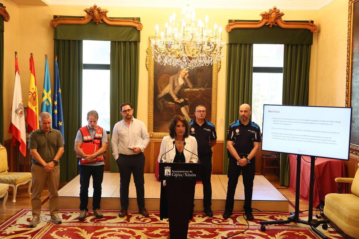 Por la izquierda, Juan José Piniella, Javier Álvarez, Jaime Fernández-Paíno, Nuria Bravo, Vicente Alonso y Marcos Antonio Puente, en el salón de recepciones del Ayuntamiento.