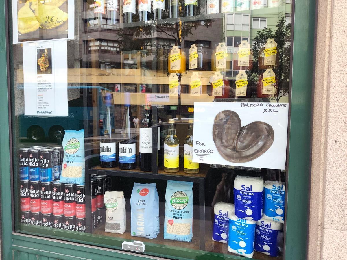 El anuncio de la palmera de chocolate XXL en el escaparate de La Tienda de Ana.
