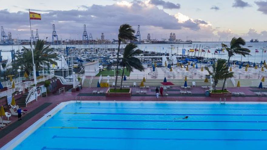 Vista de la piscina y la zona de solarium del Club Náutico de Gran Canaria. | | ANDRÉS CRUZ