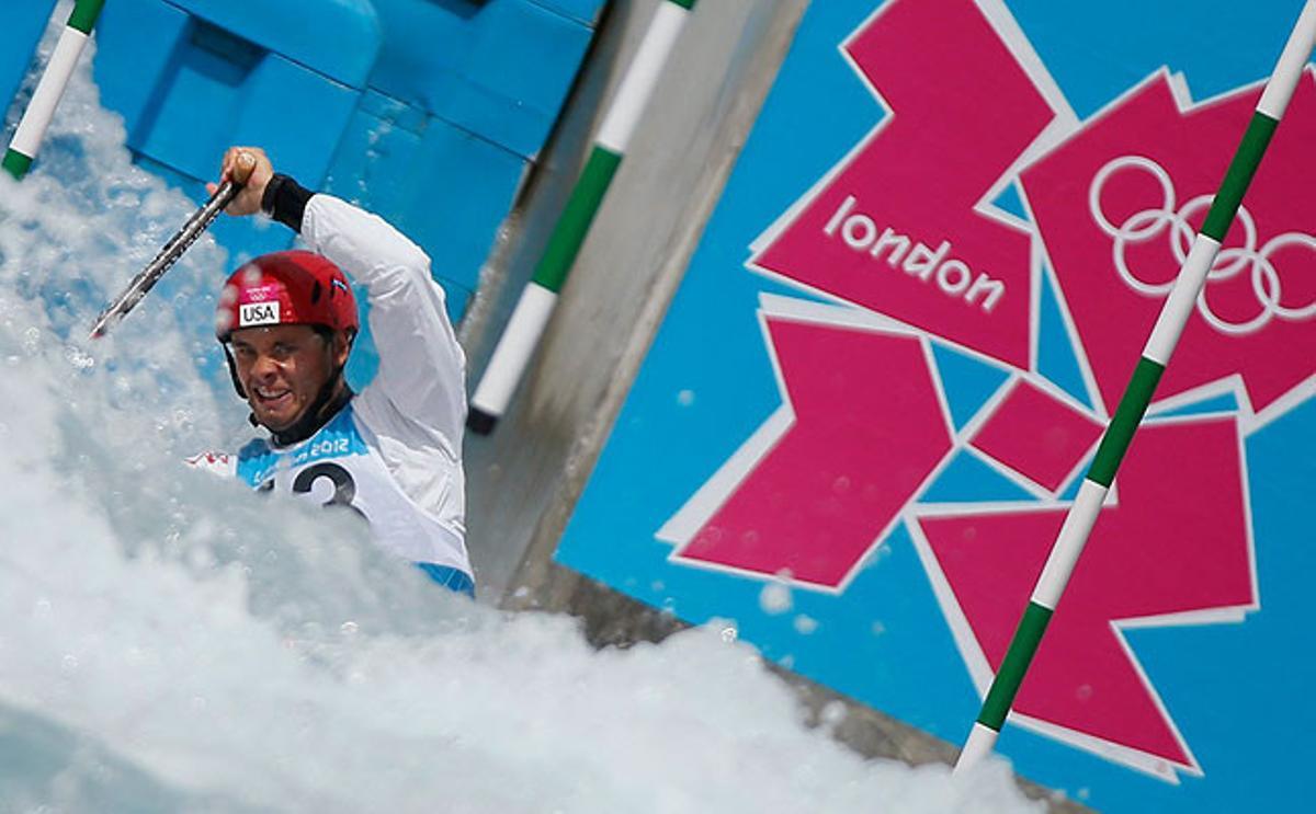 El nord-americà Casey Eichfeld lluita en la competició de la categoria individual de canoa a Eton Dorney.