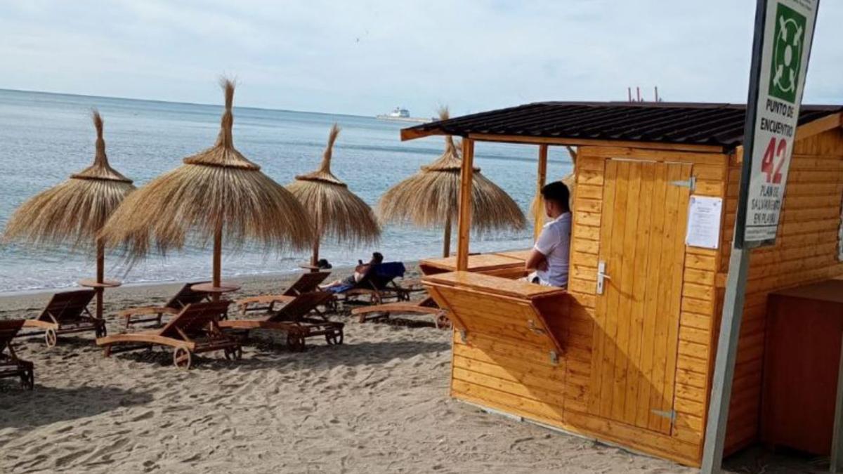 El puesto de hamacas que piden anular, el verano pasado.