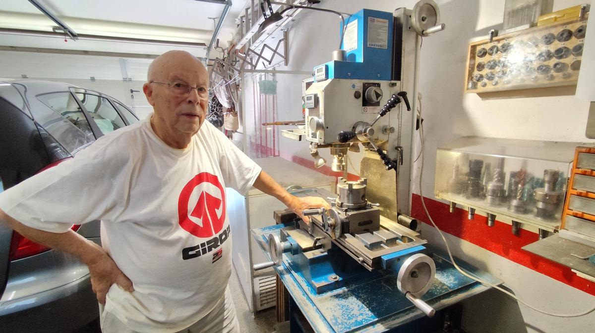 Rafel Ayensa amb la fresadora que treballa en el petit taller que té al garatge de casa, a Vila-sacra.