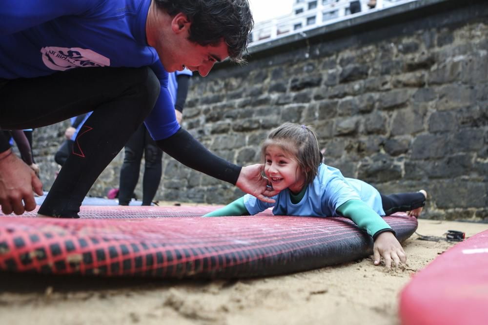 Surf solidario en la playa de San Lorenzo, Gijón