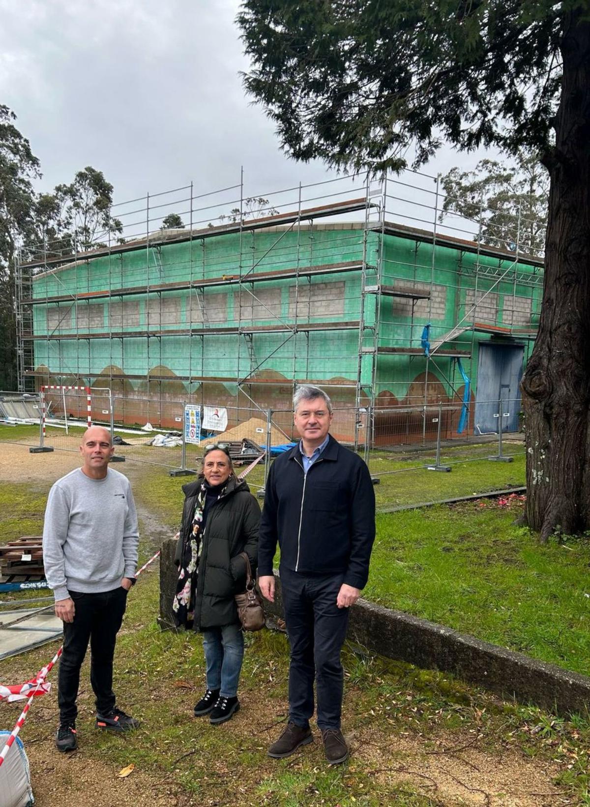 Parada, Domínguez y Cacabelos en el pabellón. |  FDV