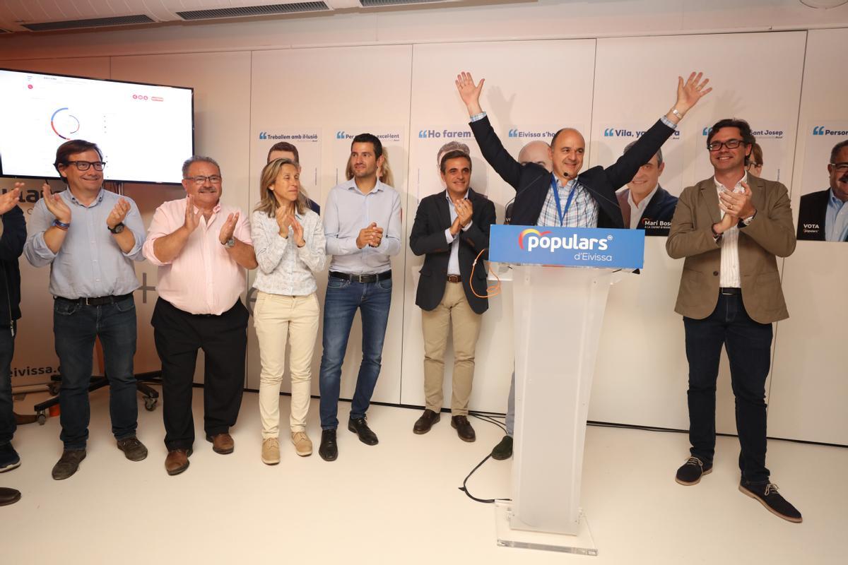 Vicent Marí, candidato del PP al Consell, levanta los brazos para celebrar su triunfo en los comicios de hace cuatro años.