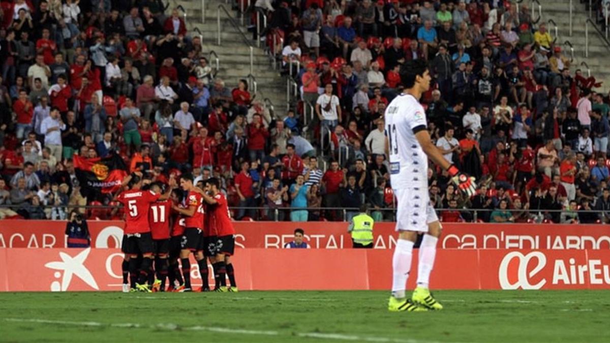 Los jugadores del Mallorca celebran el gol de la victoria.