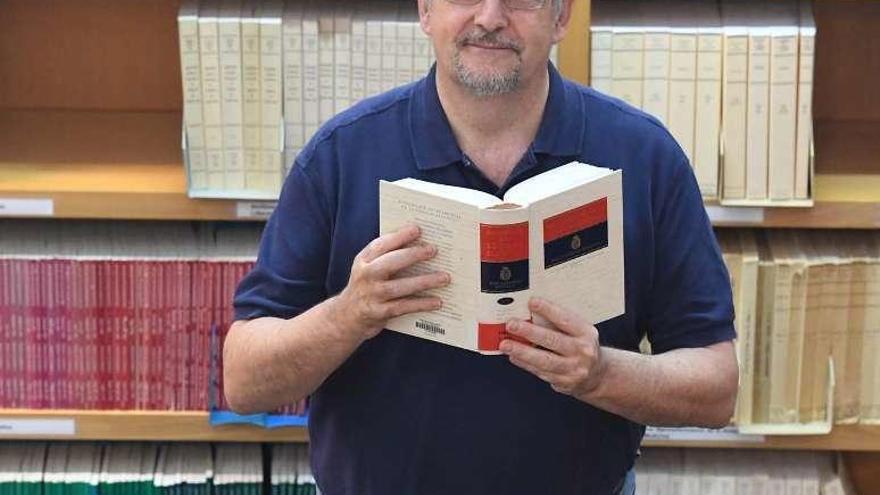 El profesor Pérez Pascual, en la biblioteca de Filología.