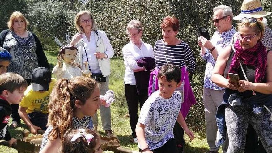 A la izquierda, los niños de Granja llevan al Niño de la Bola. A la derecha, las mujeres portan a la Virgen de los Montes Negros.