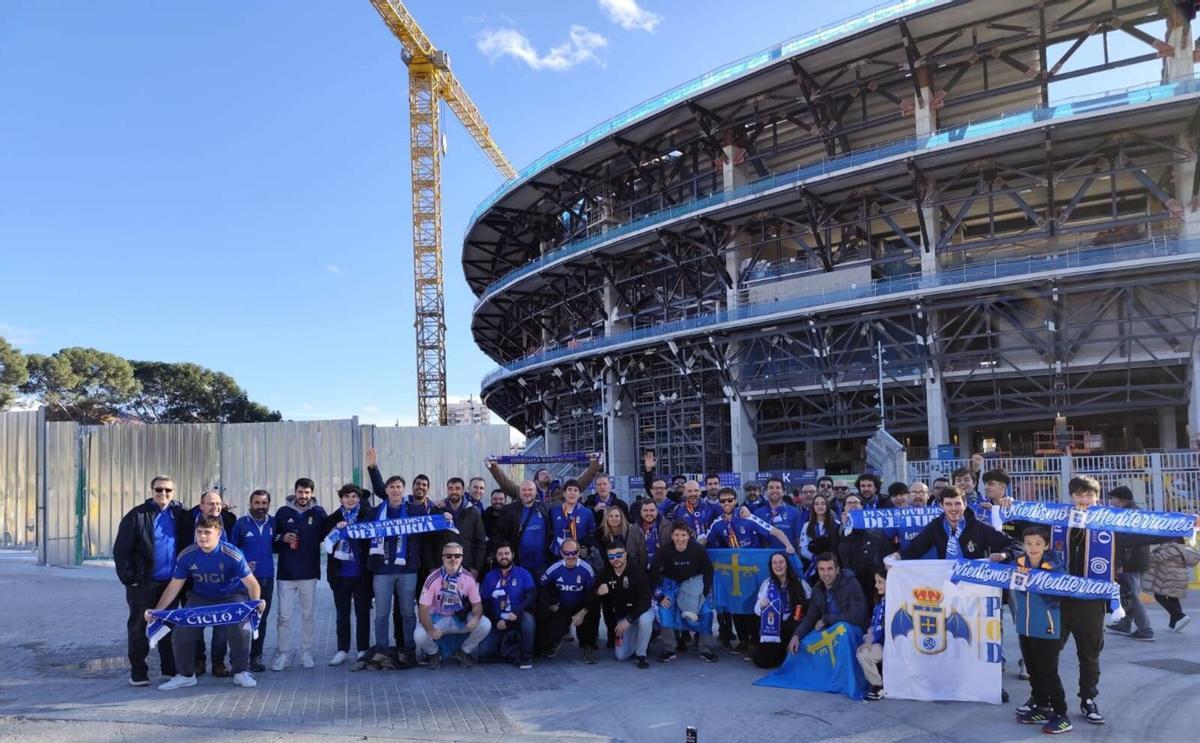 Los miembros de la peña azul de Barcelona, antes del choque, con el Camp Nou detrás. | LNE