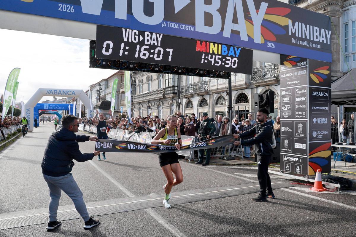 Andreia Santos cruza la meta en Baiona.