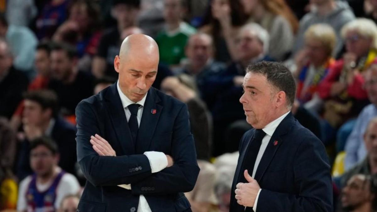 Óscar Orellana, junto a Joan Peñarroya, exentrenador del Barça