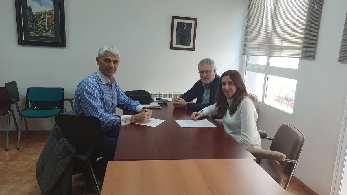 La alcaldesa de Navajas y el representante de CaixaBank han firmado el acuerdo.