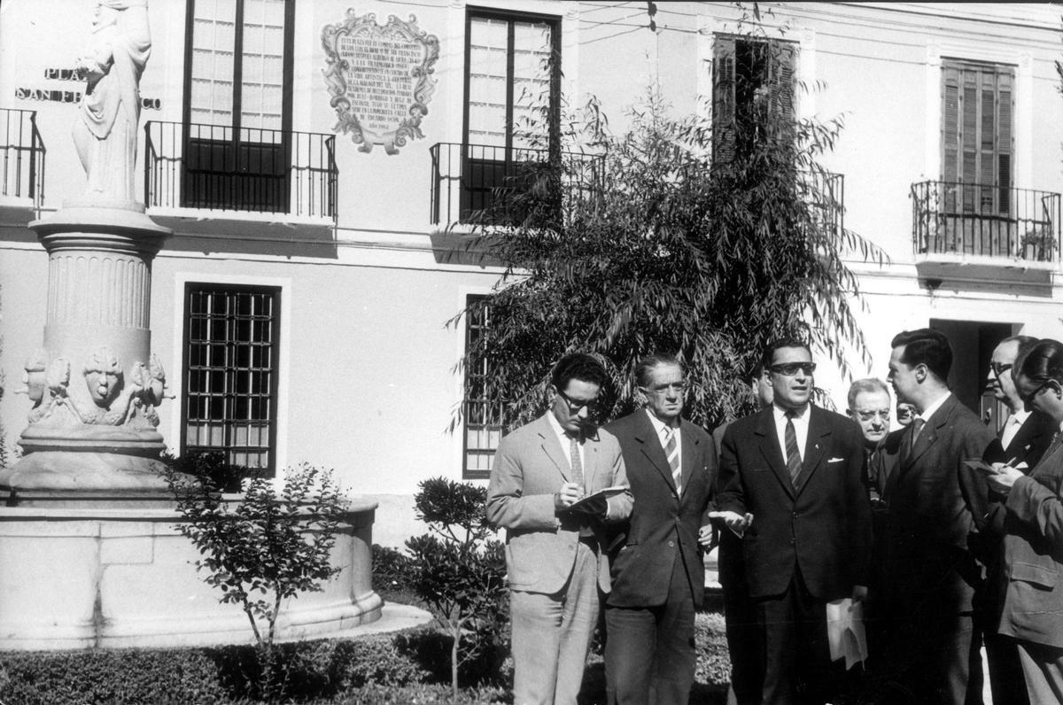 Inauguración en la plaza de San Francisco de una placa en homenaje a artistas malagueños, entre ellos Picasso.