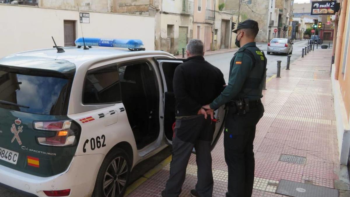La Guardia Civil traslada al coordinador del centro detenido en El Campello. | INFORMACIÓN