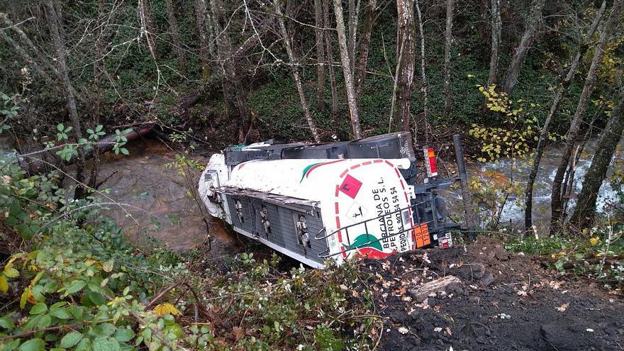 Un camión cargado con gasoil cae por un terraplén tras ceder el terreno en Tremor (León)