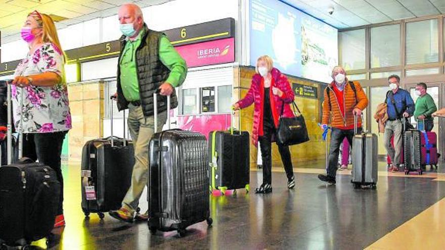 Llegada de turistas a un aeropuerto canario.