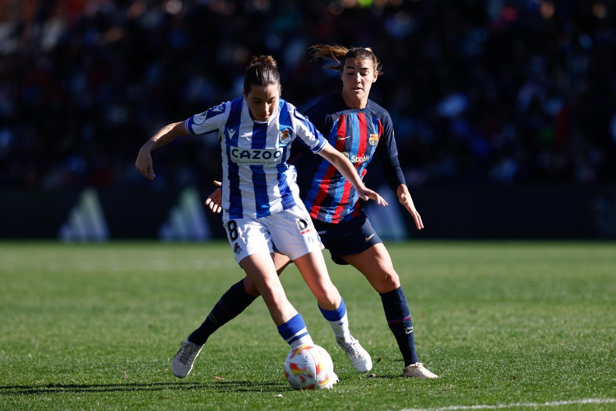 Iris Arnáiz, de la Real Sociedad, y Patri Guijarro, del FC Barcelona, en una acción del partido que ha enfrentado a ambos equipos en el Estadio Romano José Fouto, en Mérida.