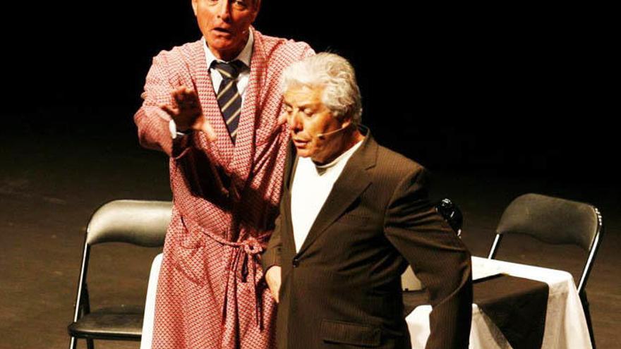 Manolo Sarria y Justo Gómez, en un momento de la obra de teatro que ambos protagonizan.