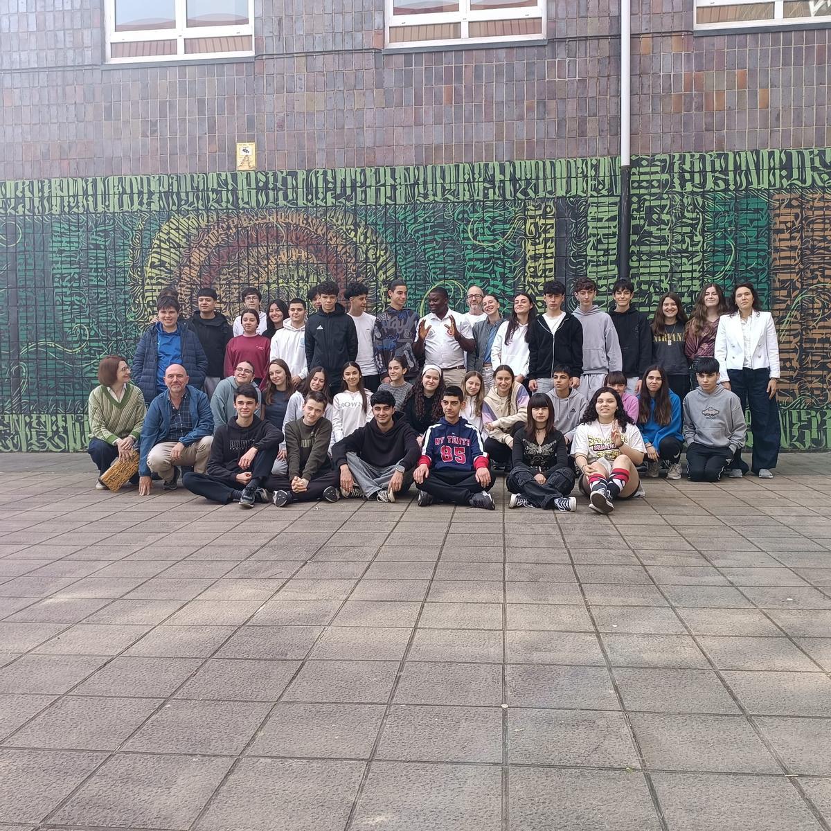 Foto de familia de los alumnos polesos con el representante del centro guineano