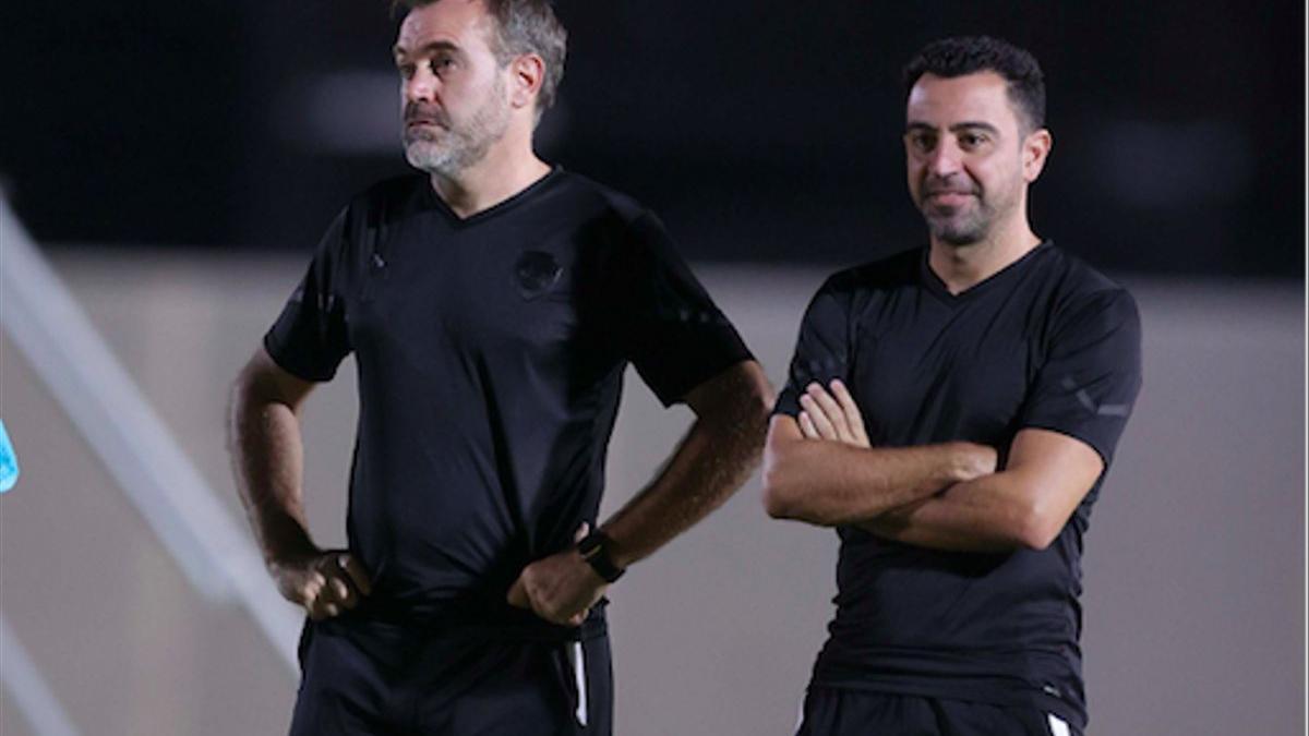 Xavi junto a Òscar Hernández, su hermano que ejerce de segundo entrenador en el Al-Sadd.