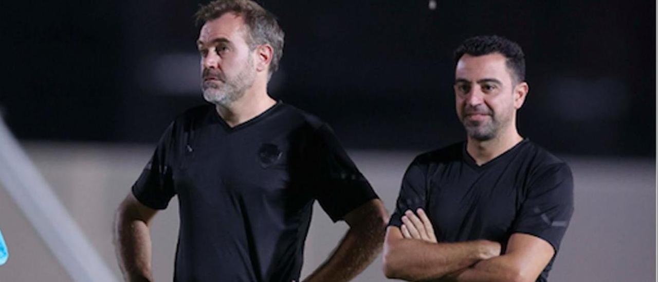 Xavi junto a Òscar Hernández, su hermano que ejerce de segundo entrenador en el Al-Sadd.