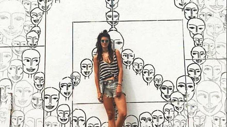 La artista  Noëmi Manser, con uno de sus murales.