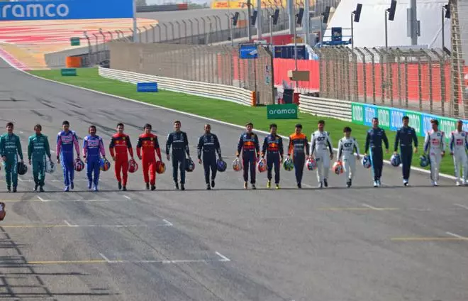 Las mejores imágenes los test de Bahréin (con el radical diseño de Mercedes)