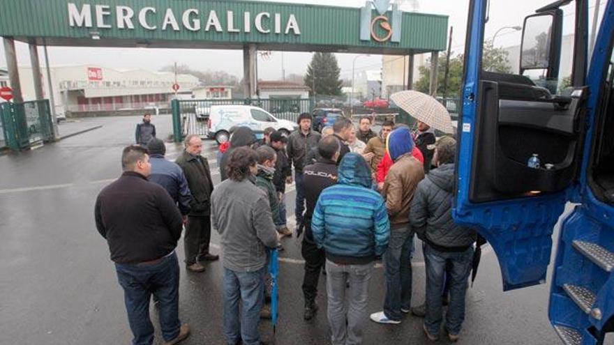 Ganaderos en Mercagalicia, esta mañana. //X. Álvarez