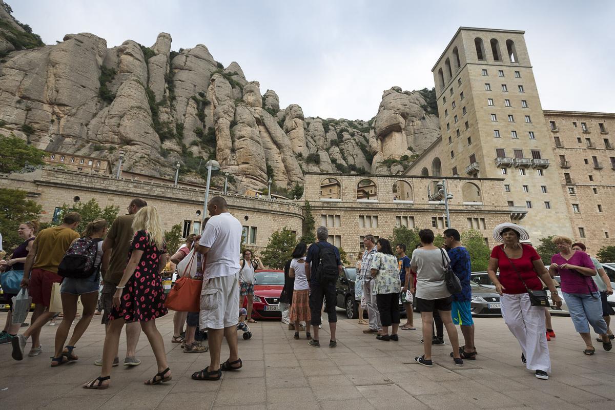 Visitantes en el monasterio de Montserrat, en una imagen de archivo.