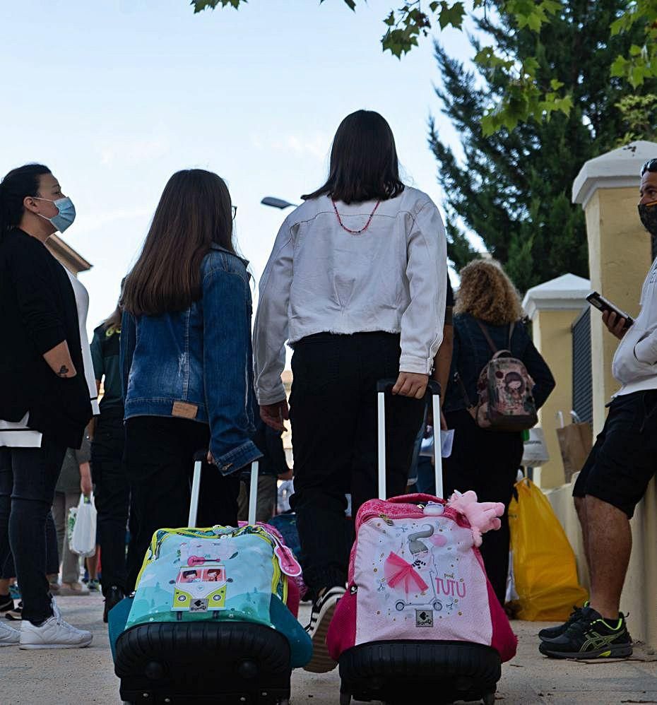 Dos niñas entran al José de Calasanz.