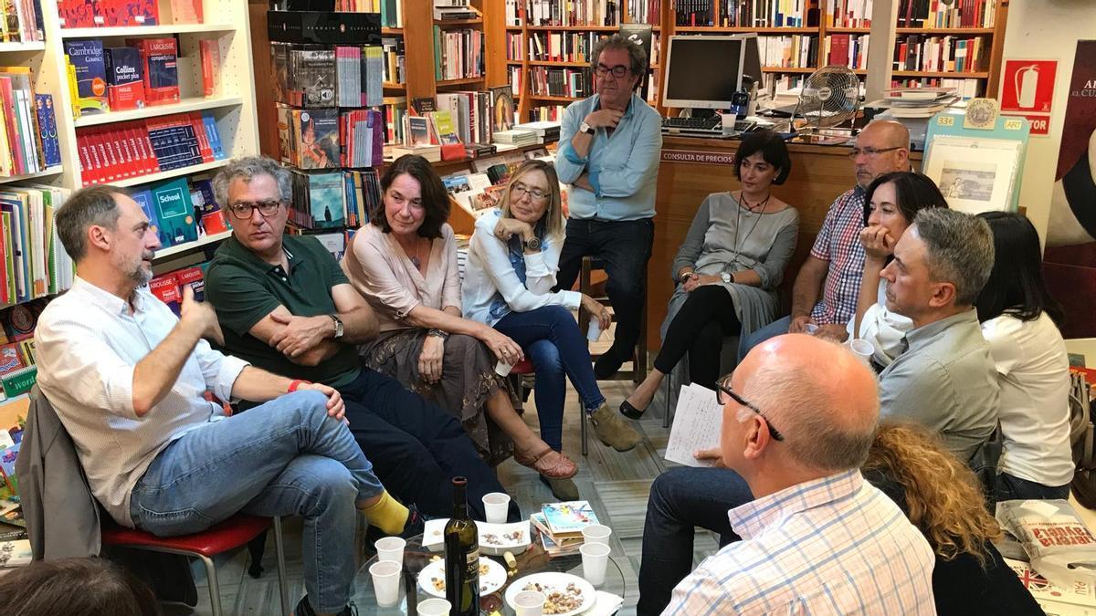Una tertulia en la librería Rayuela