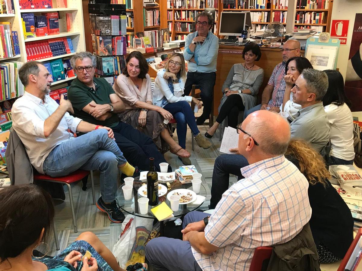 El escritor Antonio Orejudo, junto a Juan Manuel Cruz, cofundador de la librería Rayuela, con los tertulianos en 2017.