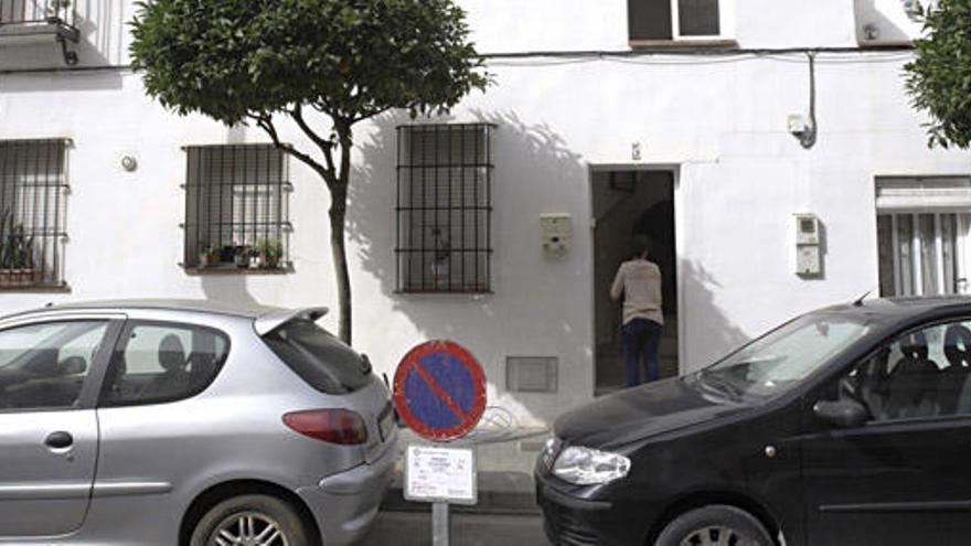 Puerta de acceso a la vivienda donde esta madrugada un hombre ha matado a su pareja sentimental