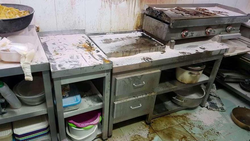 Estado en el que se quedó la cocina del Invictus tras el incendio declarado el martes en su cocina.