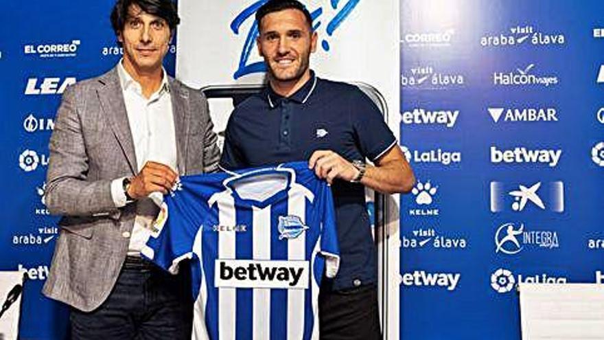 Lucas Pérez, ayer en su presentación con el Alavés.