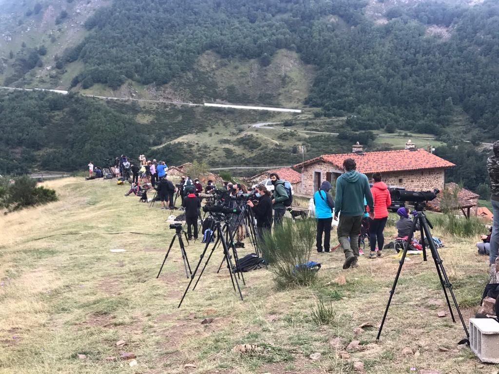 Varias personas realizan avistamiento de osos en Somiedo.