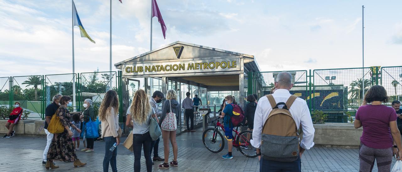 Algunos usuarios del Club Natación Metropole en las últimas elecciones celebradas en octubre del año pasado.