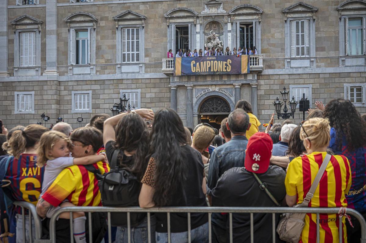 El Barça femenino celebra su Champions en la plaça Sant Jaume