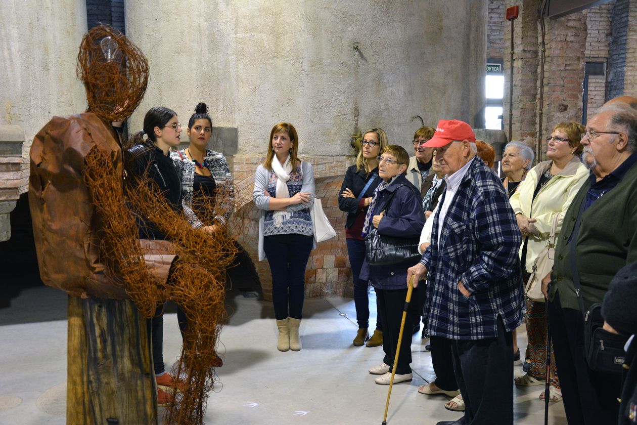 Los miembros del Consejo Consultivo de la Gente Mayor, visitando la exposición del Peacock Rubí Art Festival 2015.