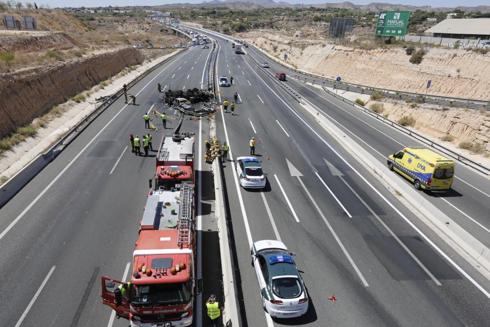 Un camión salta la mediana y colisiona con dos tur