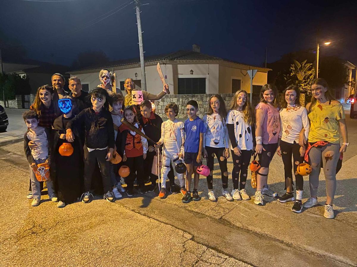 Grupo de vecinos de Pòrtol, también disfrutando de la noche.