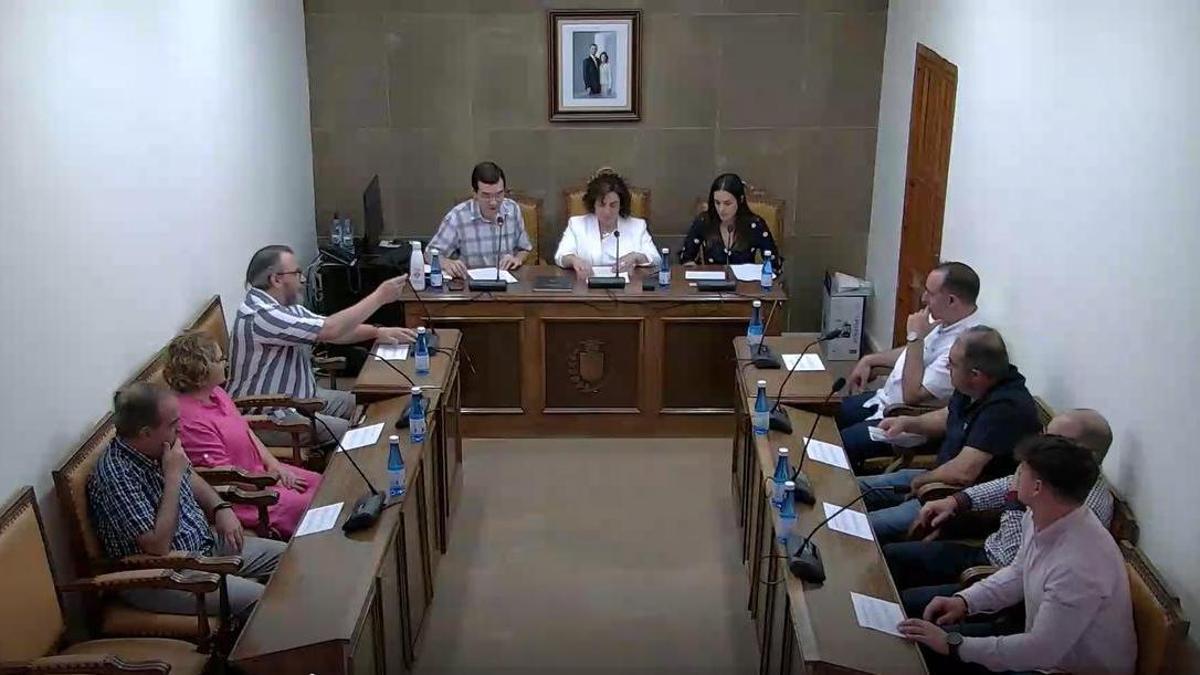 Una captura del pleno de investidura de Vilafamés, en el que un error del PSOE dio la alcaldía a Marisa Torlá (PP).