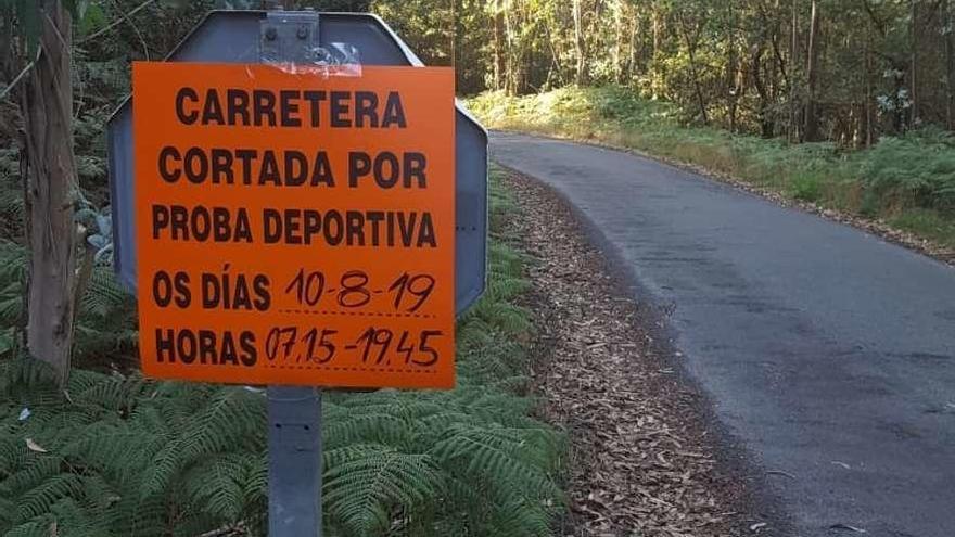 Un cartel en una de las parroquias afectadas por el tramo que anuncia el horario de corte al tráfico.